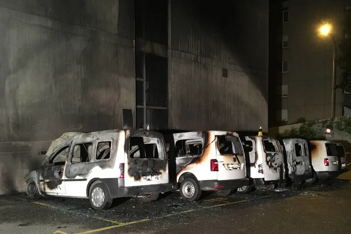 Stadt Zürich - Mehrere Fahrzeuge in Brand gesetzt – Zeugenaufruf