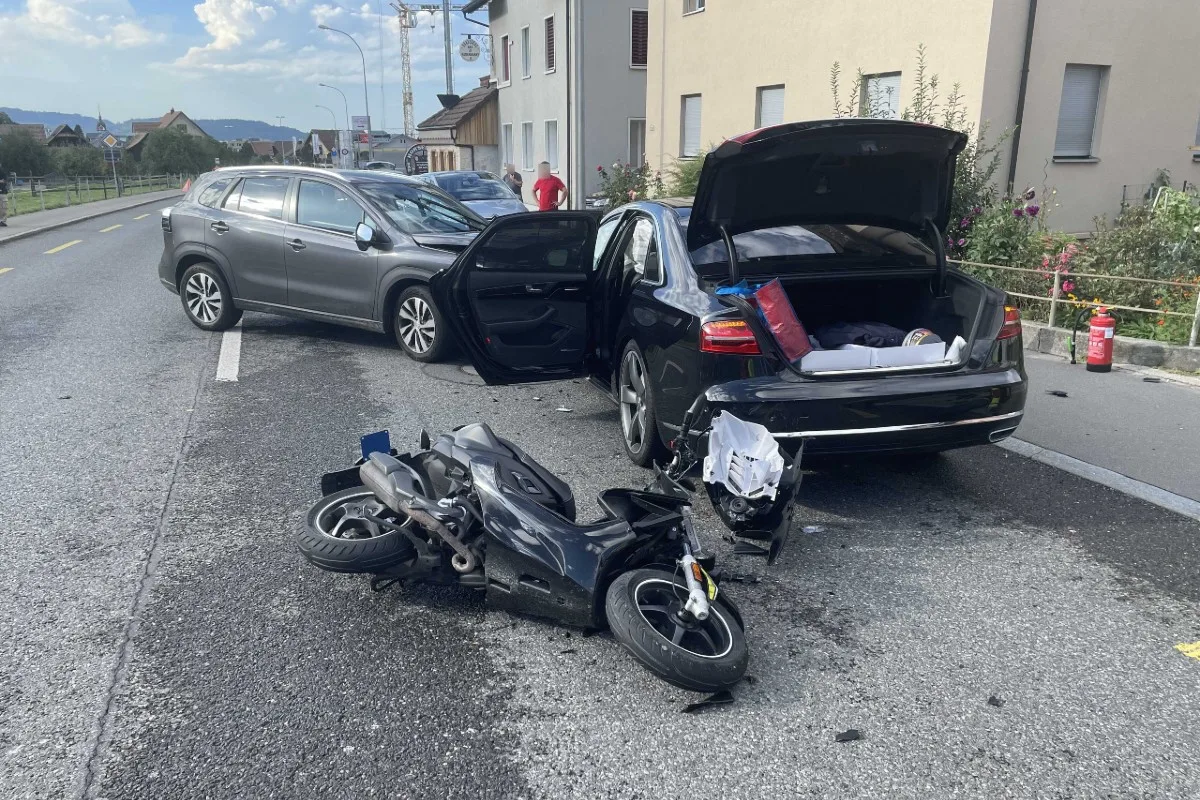 Arth SZ - Auto gerät auf Gegenfahrbahn - drei Verletzte beim Unfall