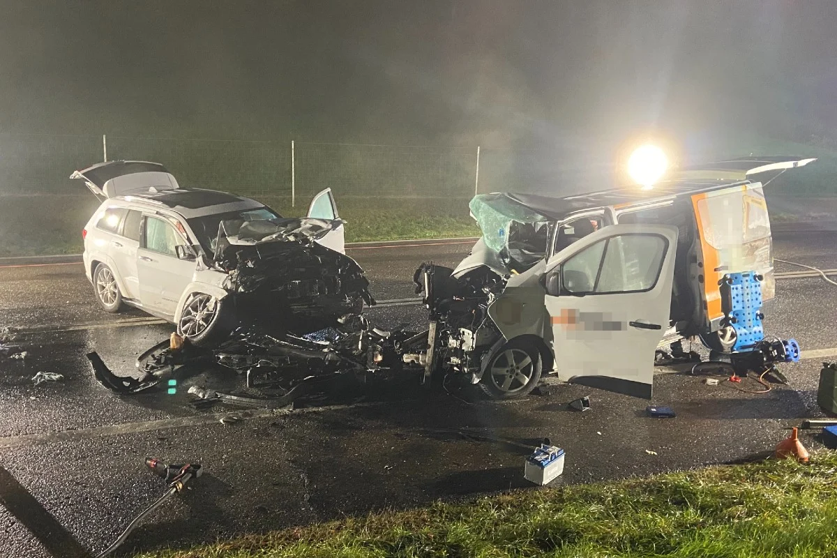 Würenlos AG - Jeep gerät auf Gegenfahrbahn und verursacht heftige Frontalkollision
