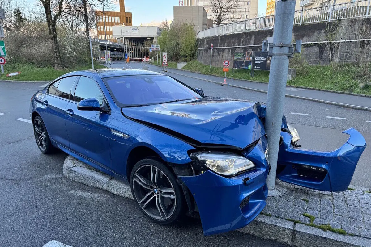 St.Gallen - Mit einem Kandelaber kollidiert
