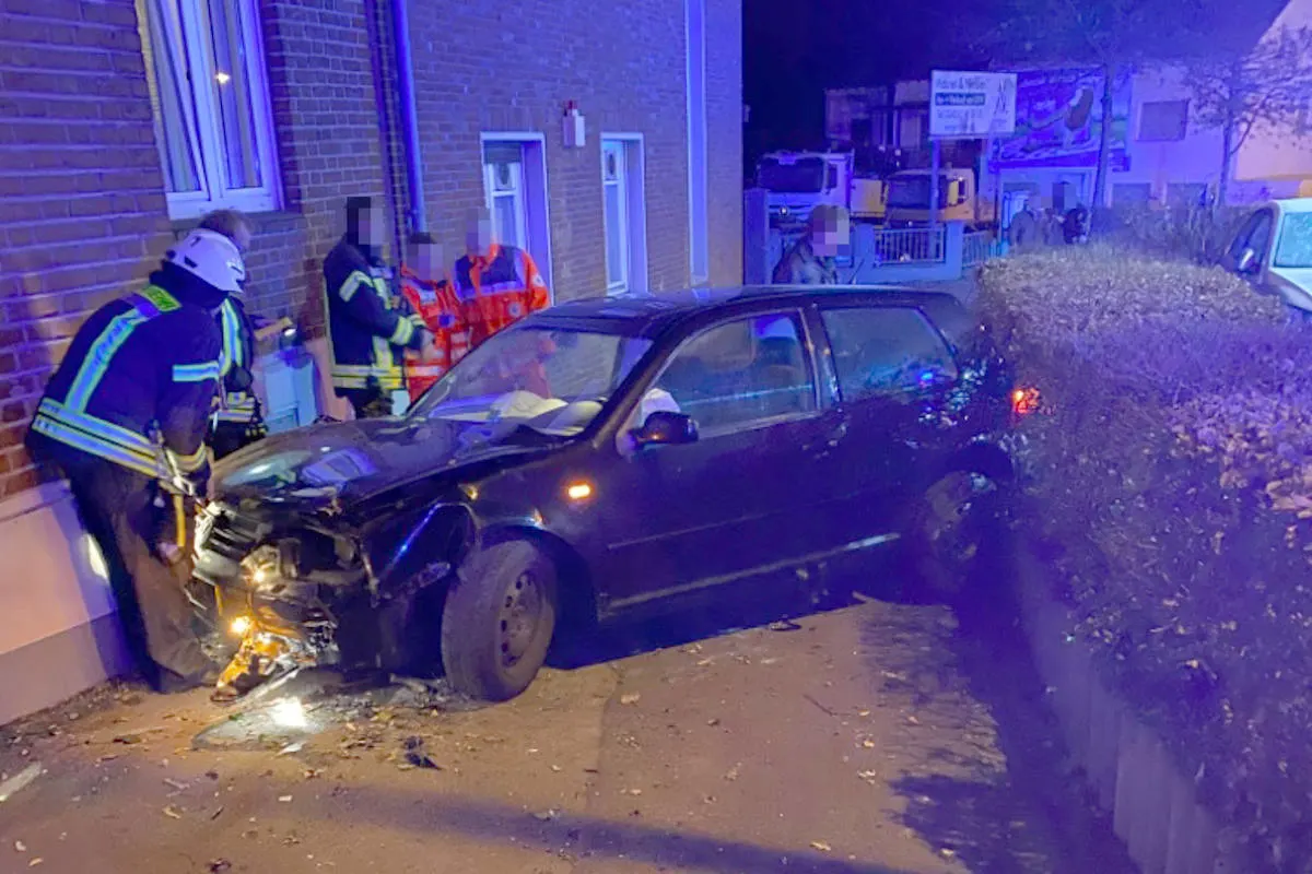 Unfall Würselen - Pkw prallt gegen Hauswand