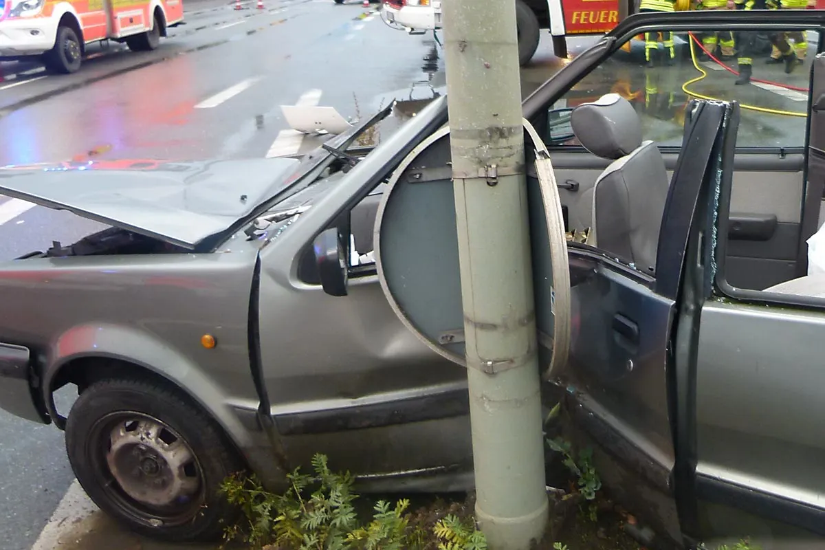 Heftiger Crash in Minden - Kleinwagen kollidiert mit Linienbus