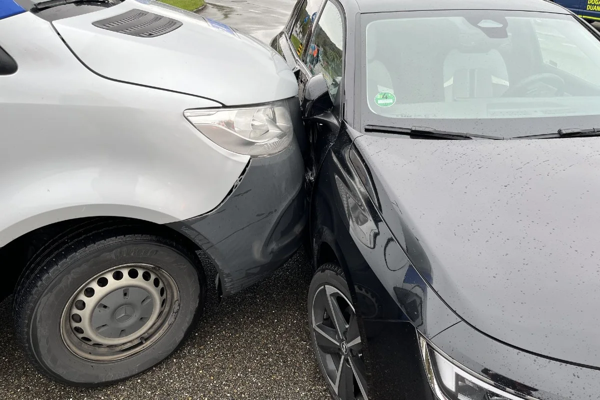 Thayngen SH - Unfall zwischen Lieferwagen und Auto