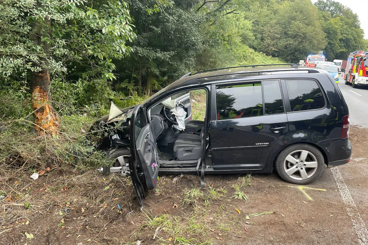B483 Schwelm – Mit Pkw gegen Baum gefahren