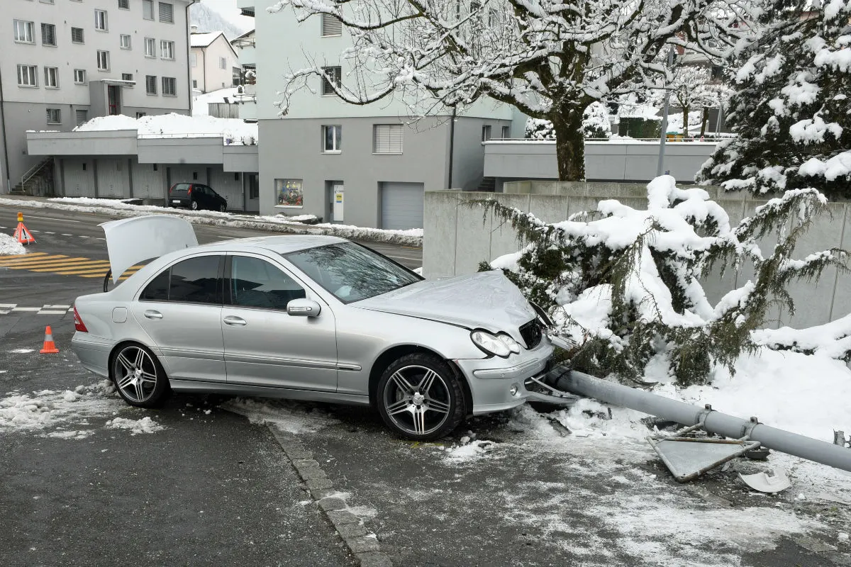 Luzern LU - 14-Jähriger entwendet Auto und fährt in Kandelaber