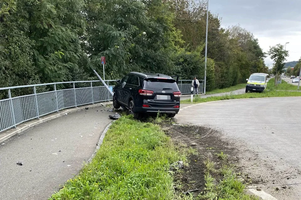 Kaiseraugst AG - 70-Jähriger nickt während der Fahrt im Kia ein