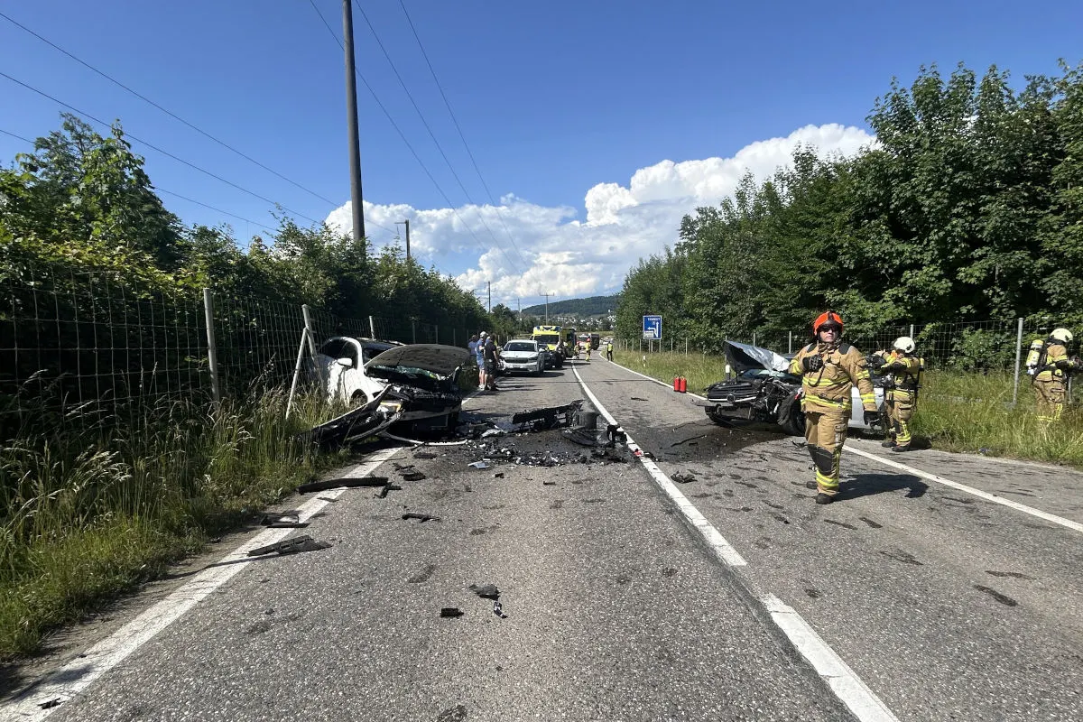 Verkehrsunfall in Döttingen AG – Zwei Schwerverletzte nach Frontalkollision