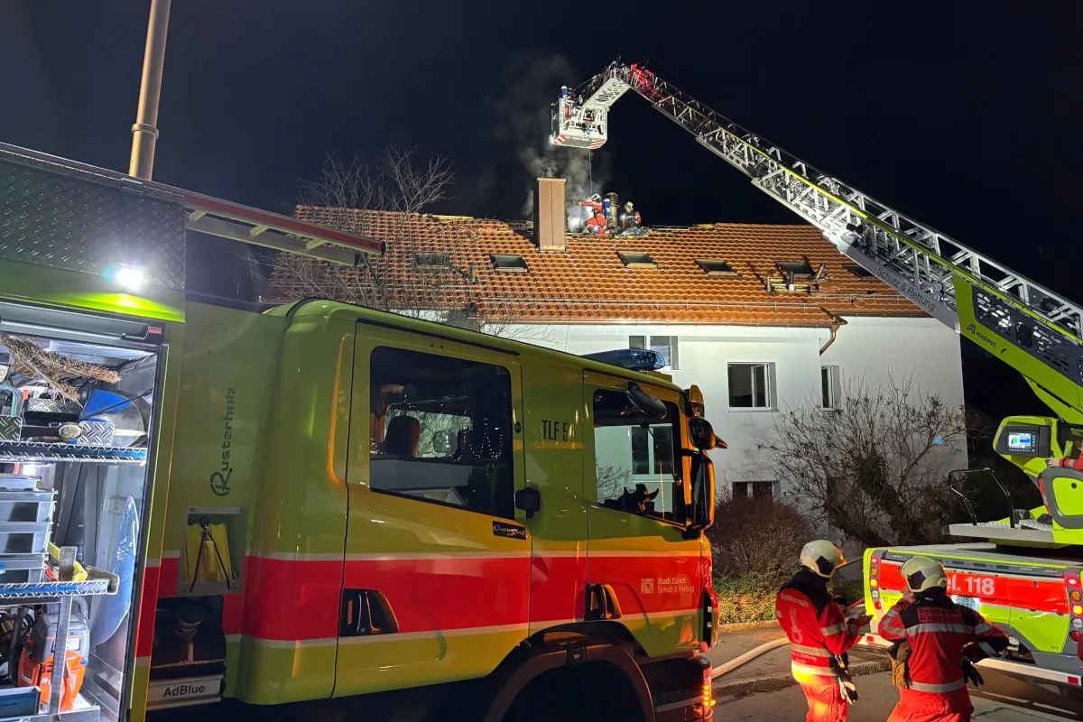 Brand in Zürich – Dachstock eines Mehrfamilienhaus in Flammen