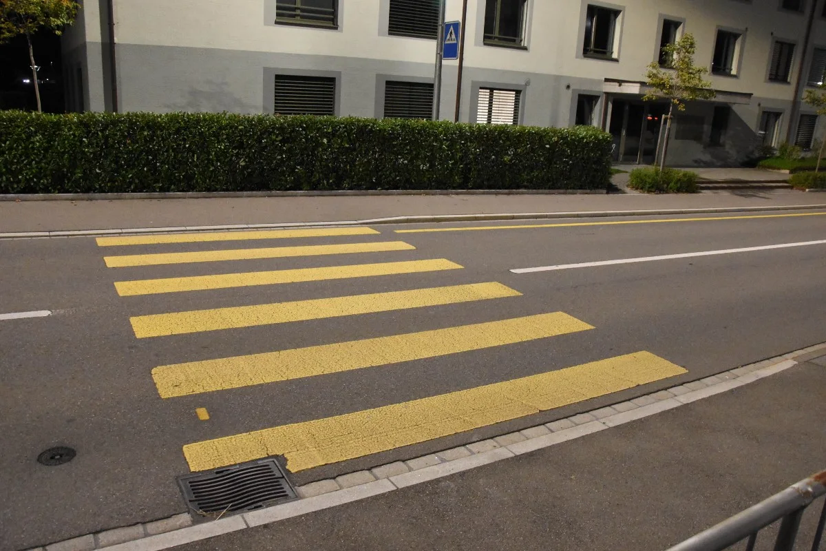  Schänis SG - 9-Jähriger auf Trottinett kollidiert mit Auto