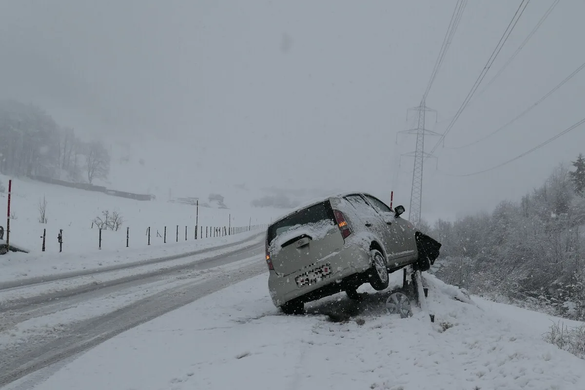 Matt GL - Auto schlittert auf schneebedeckter Fahrbahn - Kollision mit einer Leitplanke 