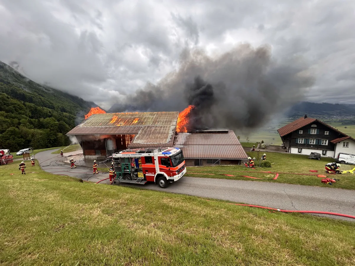 Rufi SG – Scheune bei Brand vollständig zerstört