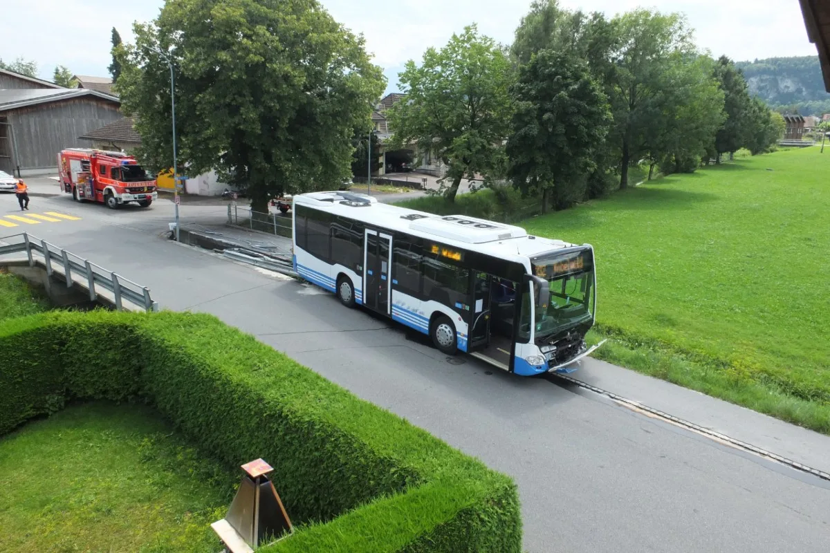  Spektakulärer Selbstunfall in Oberriet SG - Über 200'000 Franken Sachschaden durch Crash von Linienbus