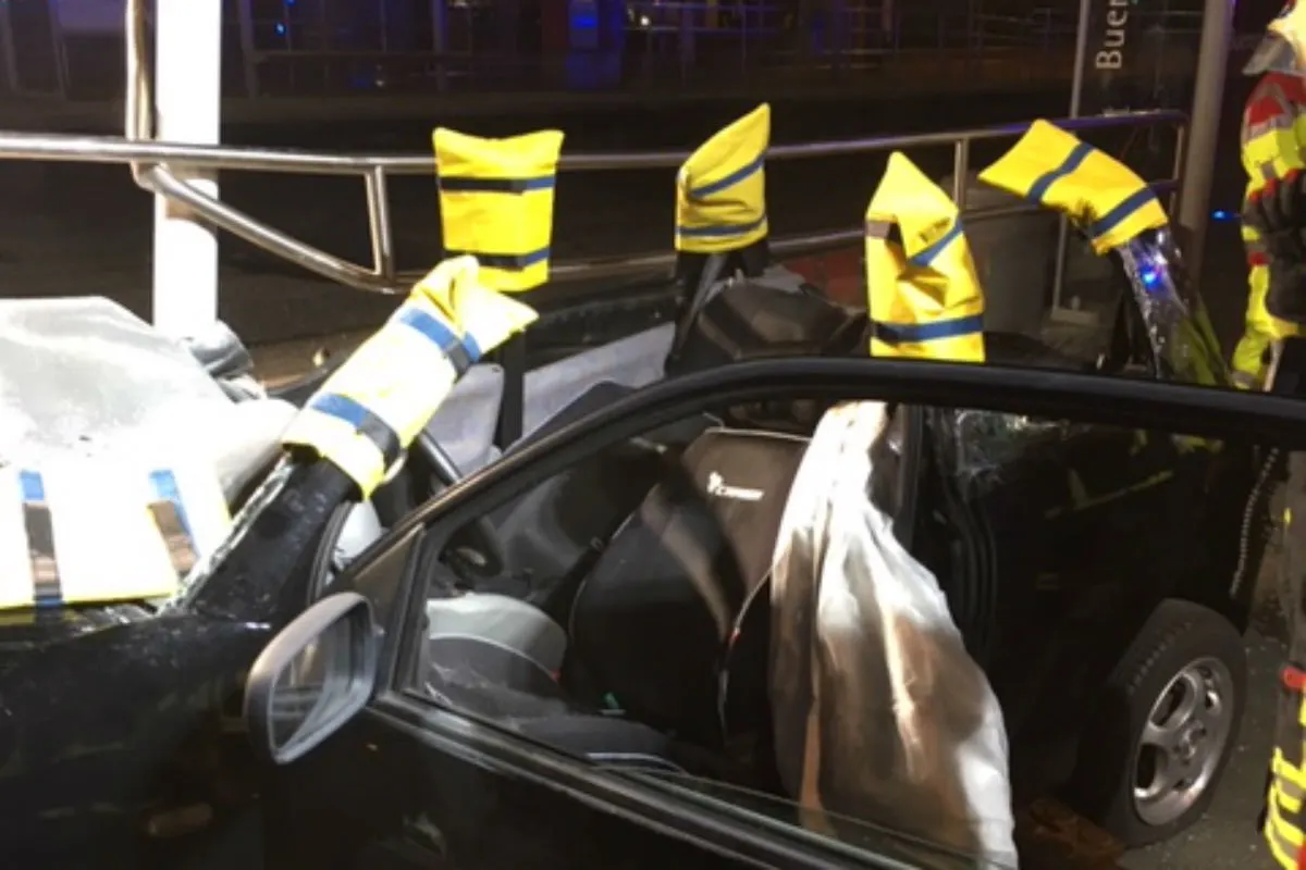 Gelsenkirchen - Auto verunfallt in Straßenbahnhaltestelle