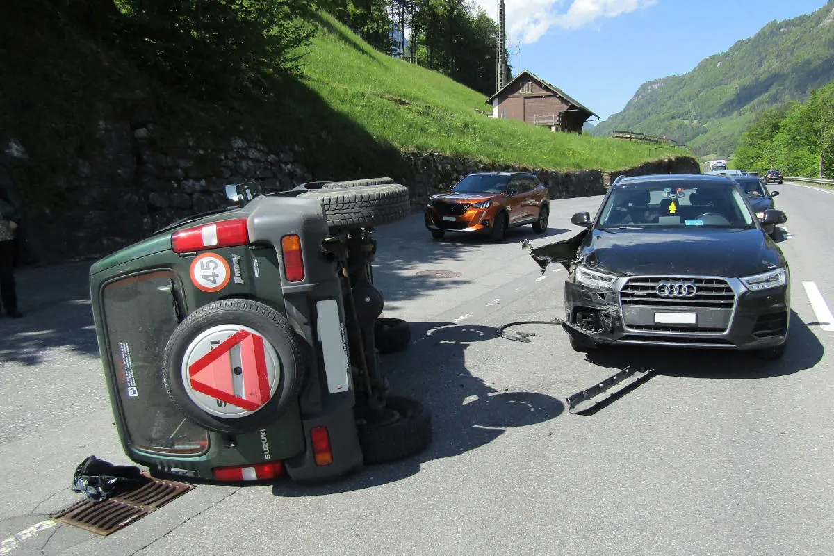 Mitlödi GL – Verkehrsunfall bei Wendemanöver