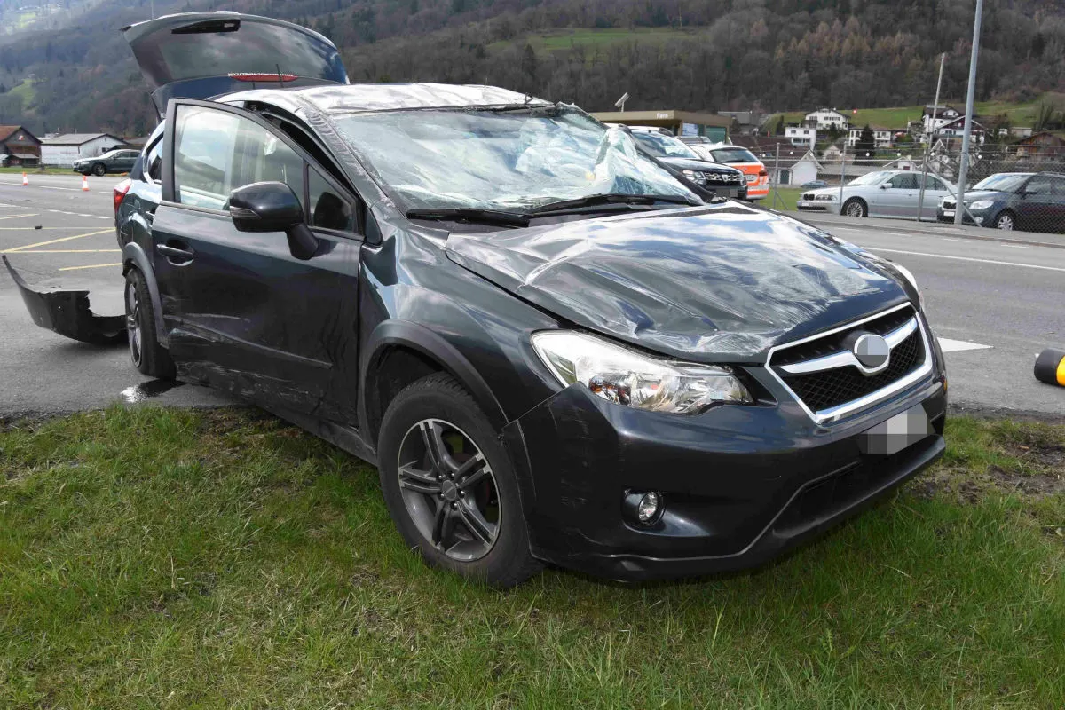 Sevelen SG - Auto nach Kollision überschlagen
