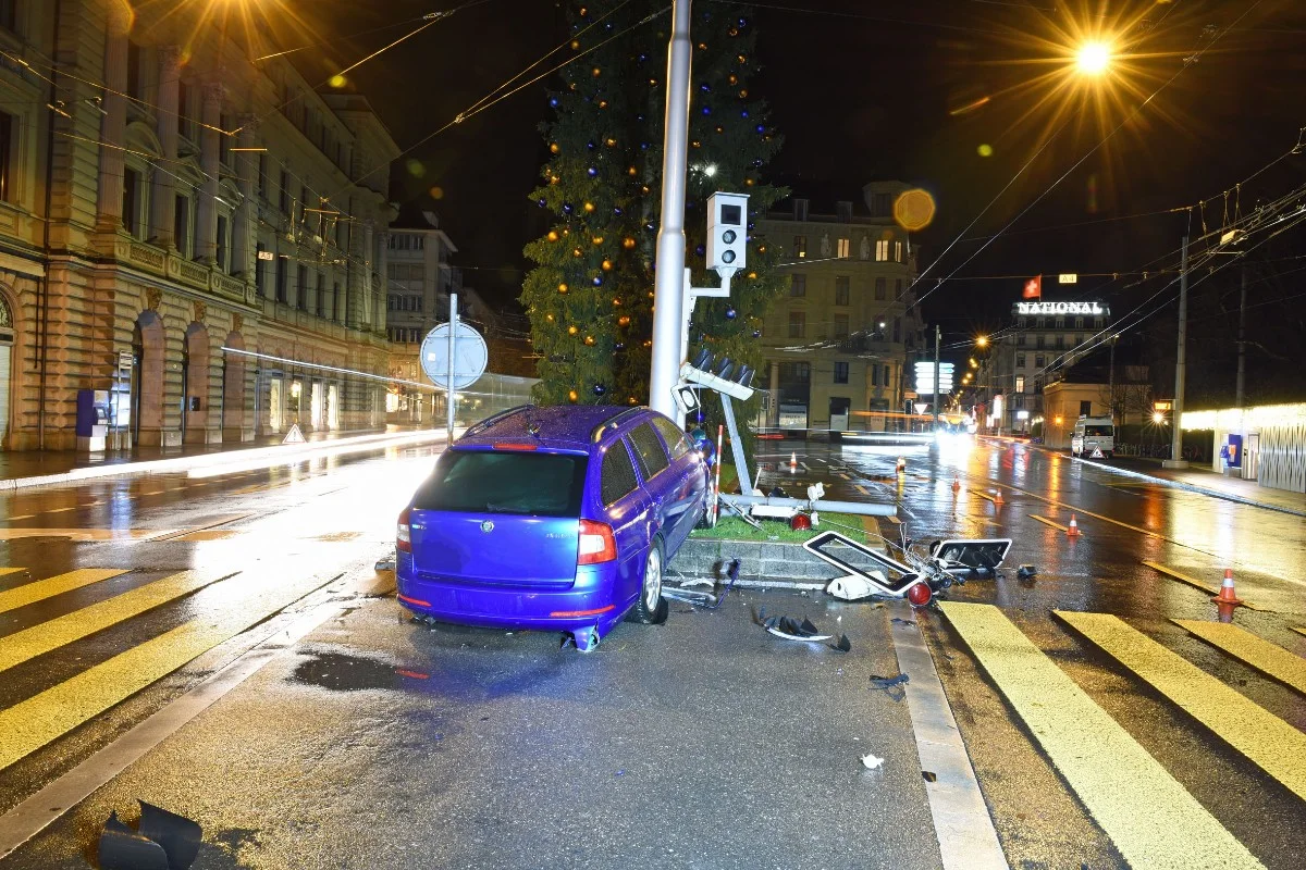 Spektakulärer Unfall in Luzern - Nach Selbstunfall – Ausfall der Lichtsignalanlage Luzernerhof