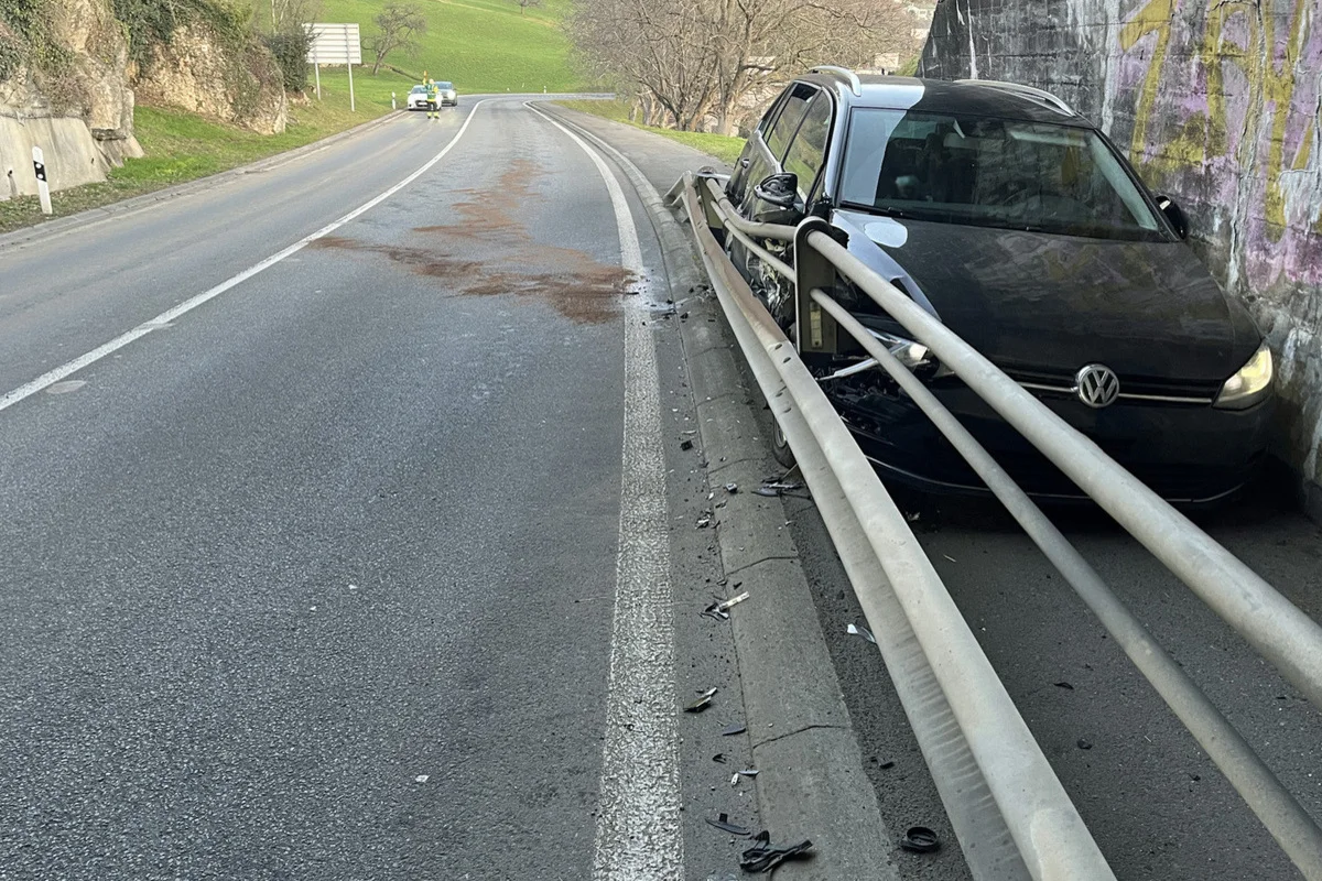 Weggis LU – Auto gerät bei Unfall von der Fahrbahn