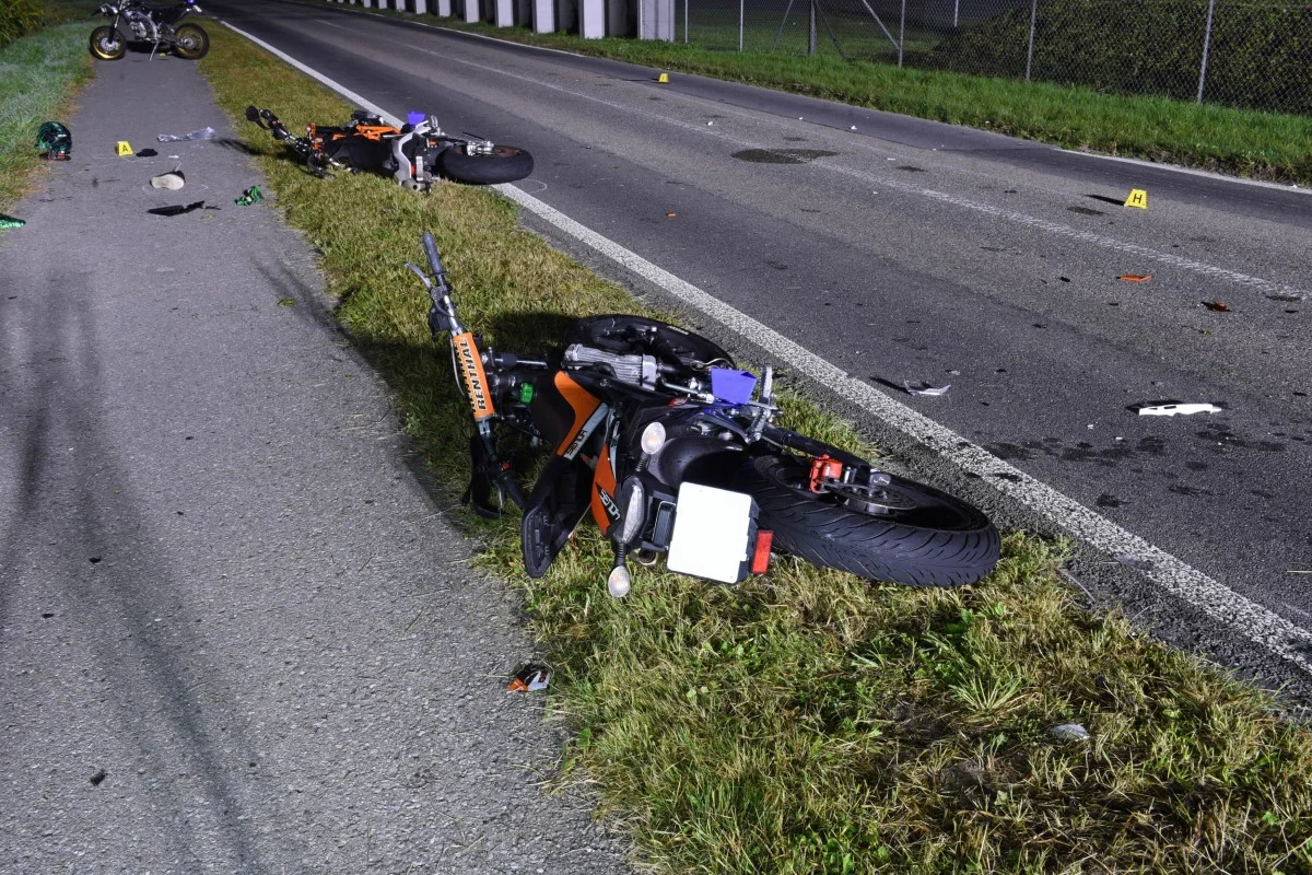 Emmen LU - Vier Töfffahrer nach heftiger Frontalkollision verletzt