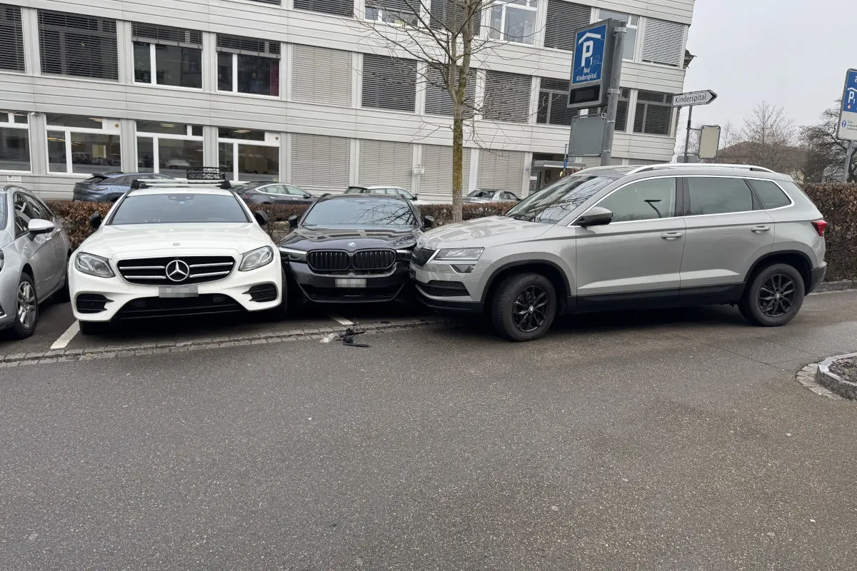Unfall in St.Gallen – Lenkerin prallt gegen parkierte Autos 