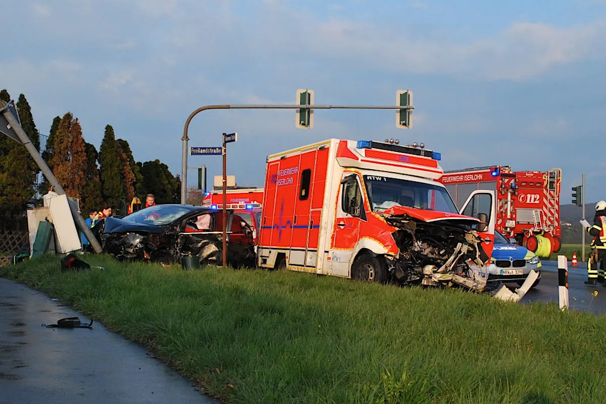 Schwerer Verkehrsunfall auf der Einsatzfahrt