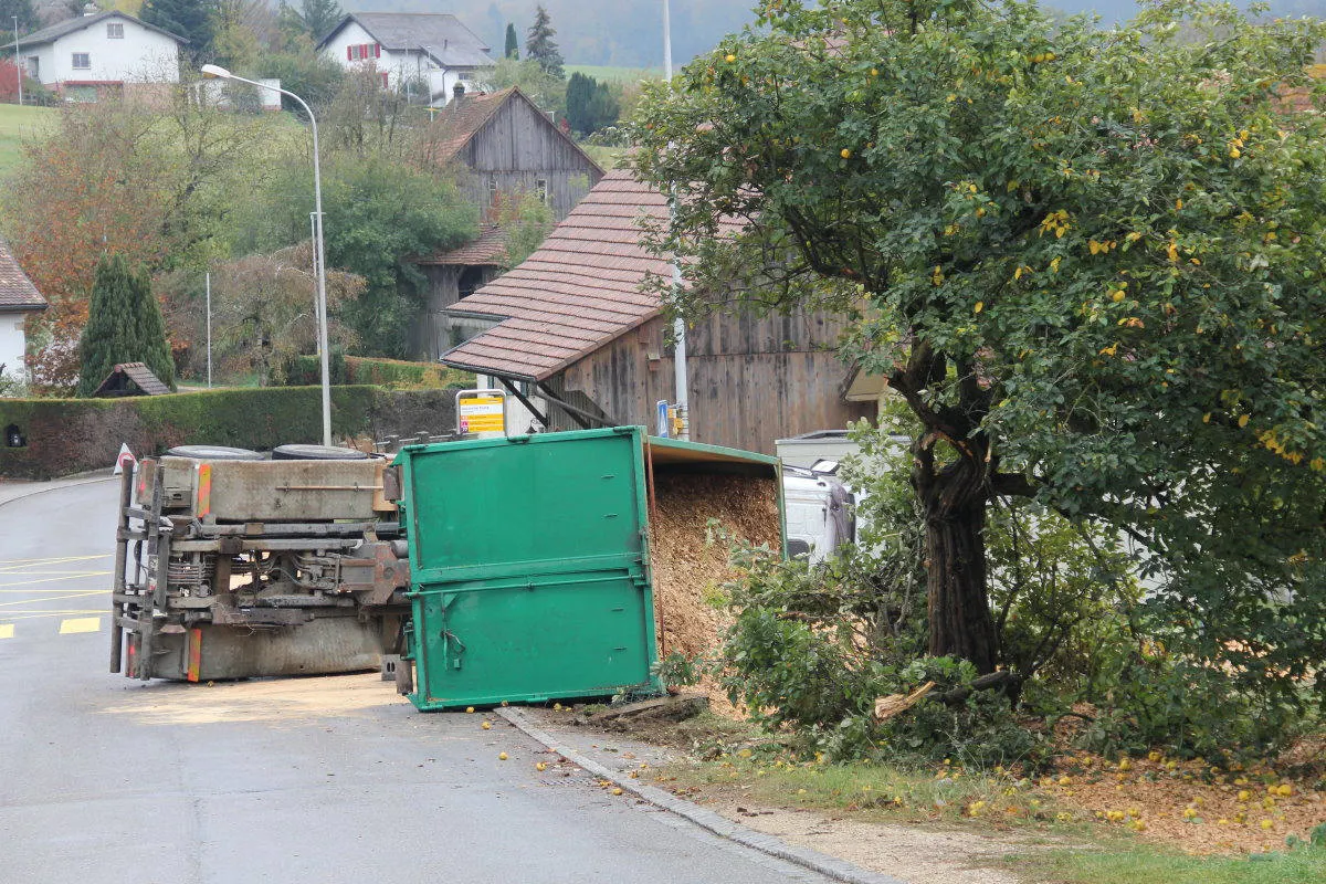 Charmoille JU - Lastwagenchauffeur verletzt sich bei Verkehrsunfall