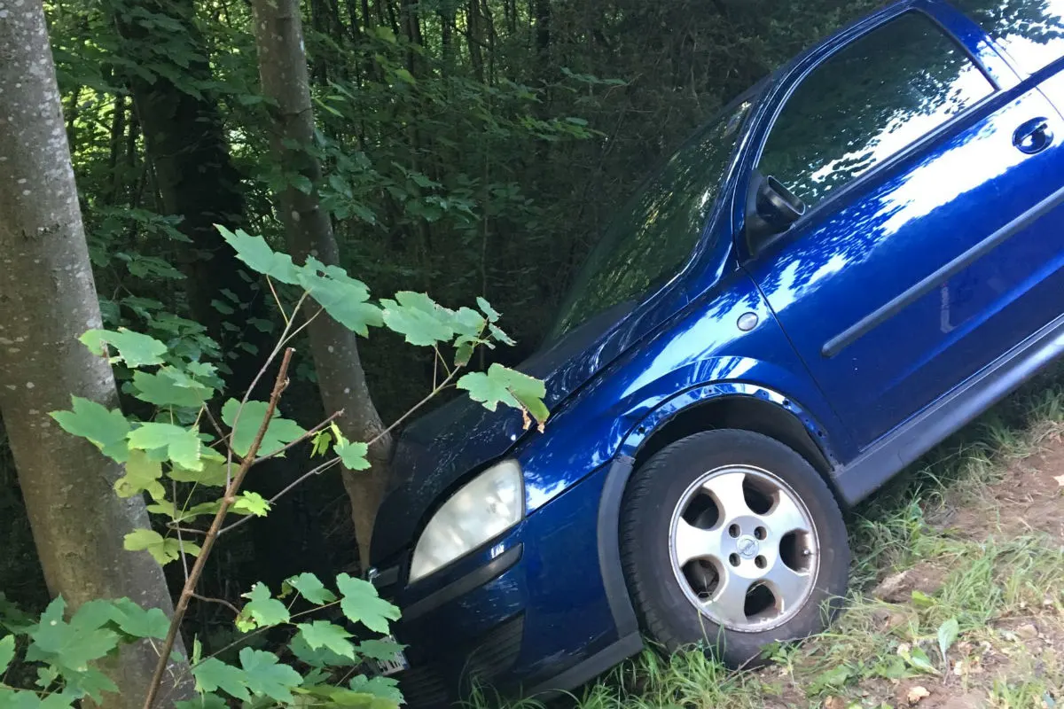 Liestal BL - Personenwagenlenker fährt in Baum