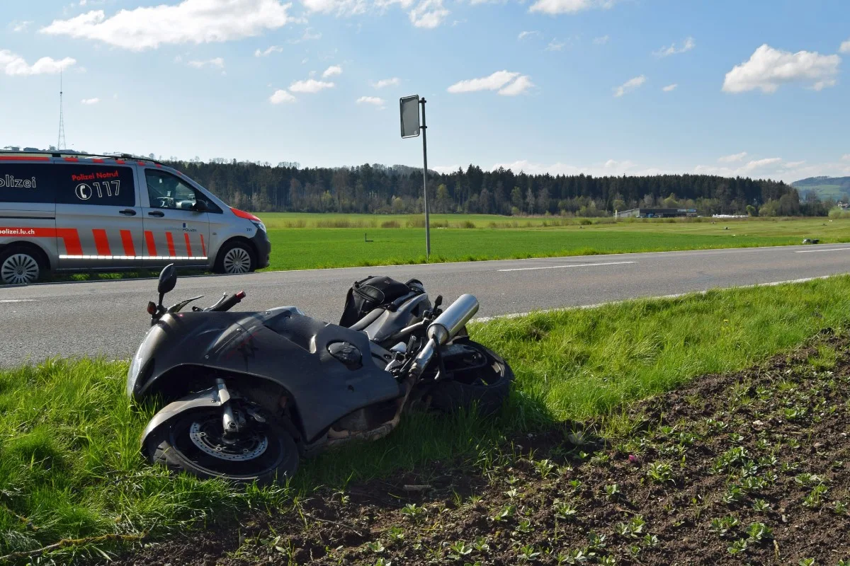 Wildunfall in Beromünster LU - Reh tot - Motorradfahrer verletzt!