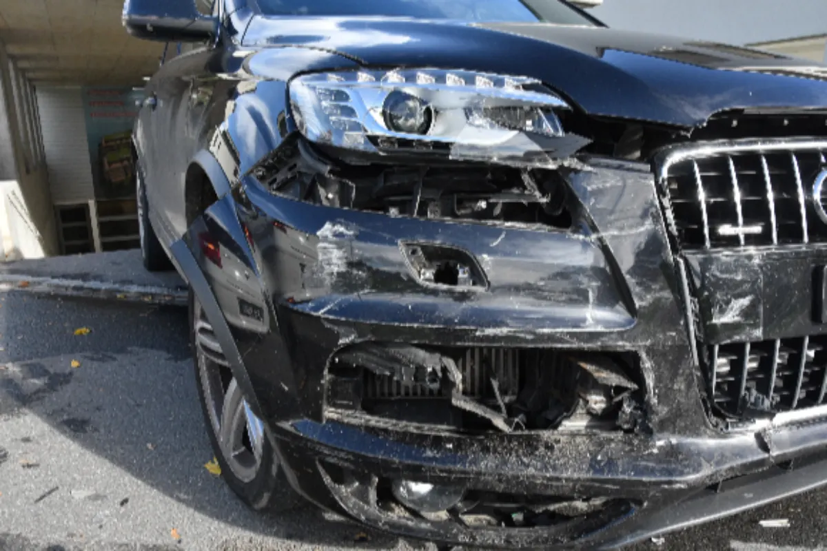 Unfall Mauren FL - Vortritt missachtet, Audi und BMW kolllidieren