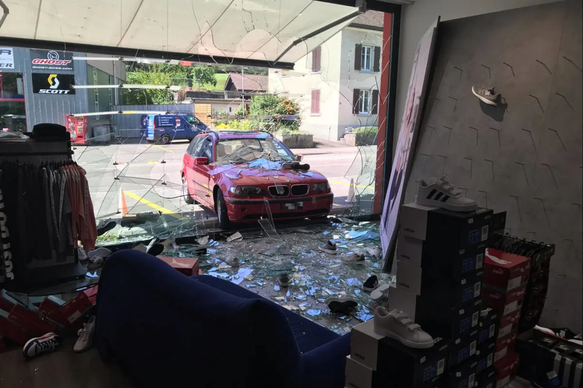 Liestal BL - Personenwagenlenkerin kracht in Schaufenster