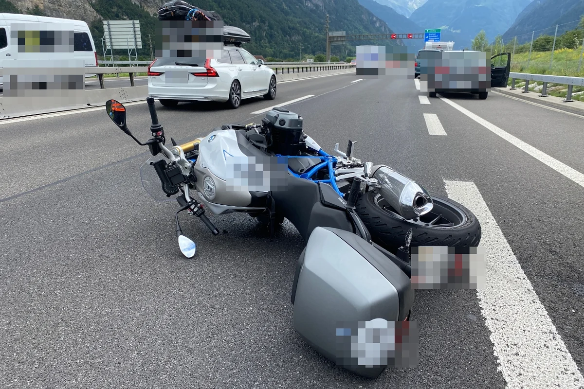 Erstfeld A2 UR - Motorradfahrer und Sozia nach Unfall erheblich verletzt