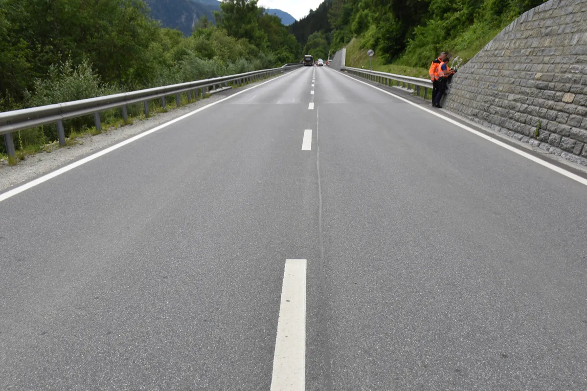Waltensburg GR - Mitfahrerin bei Unfall in Strassengraben geschleudert
