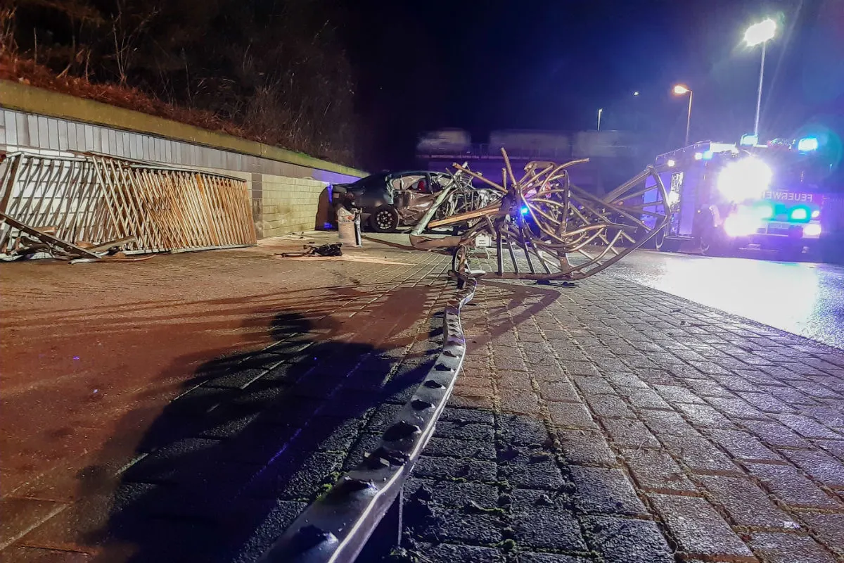 Voerde - Geländer bei Verkehrsunfall herausgerissen 
