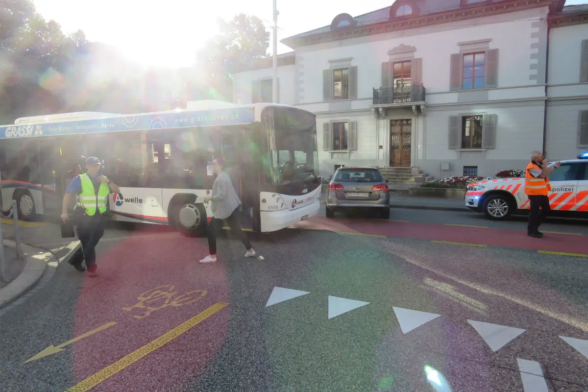 Aarau AG - Bus prallt gegen Auto (Zeugenaufruf)