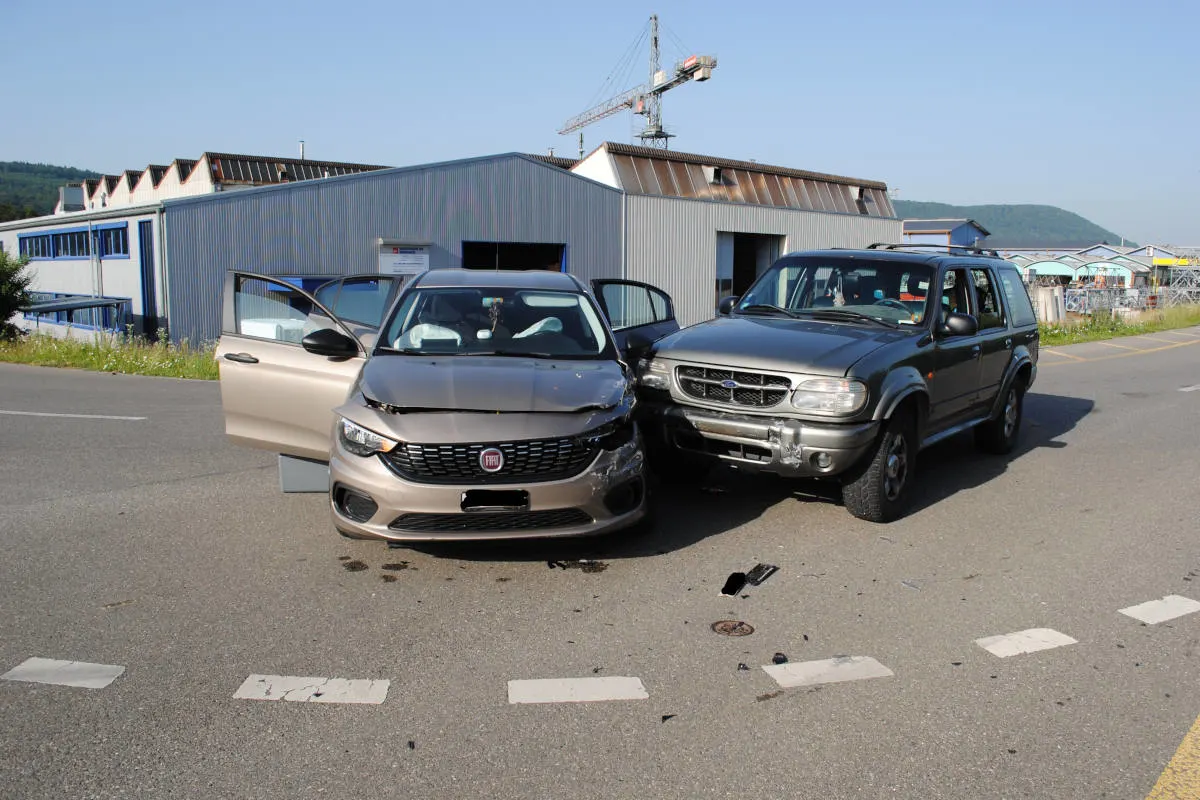 Beringen SH - Seitliche Frontalkollision zwischen zwei Autos 