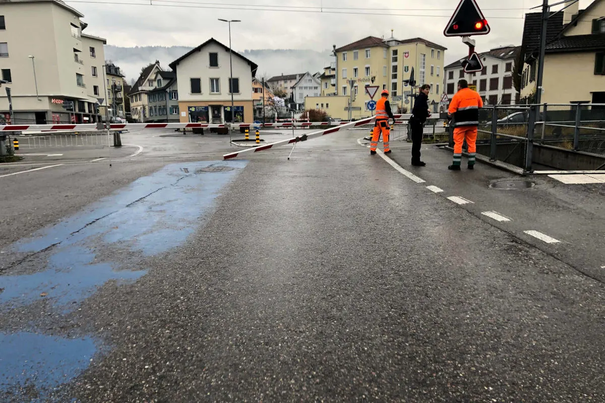 Goldach SG – Mit Auto in Bahnschranke gefahren