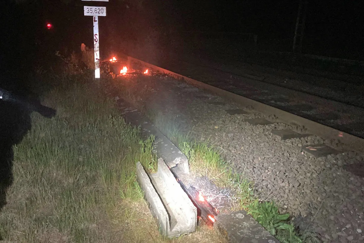Hilden – Unbekannte setzen Kabel an Bahngleisen in Brand