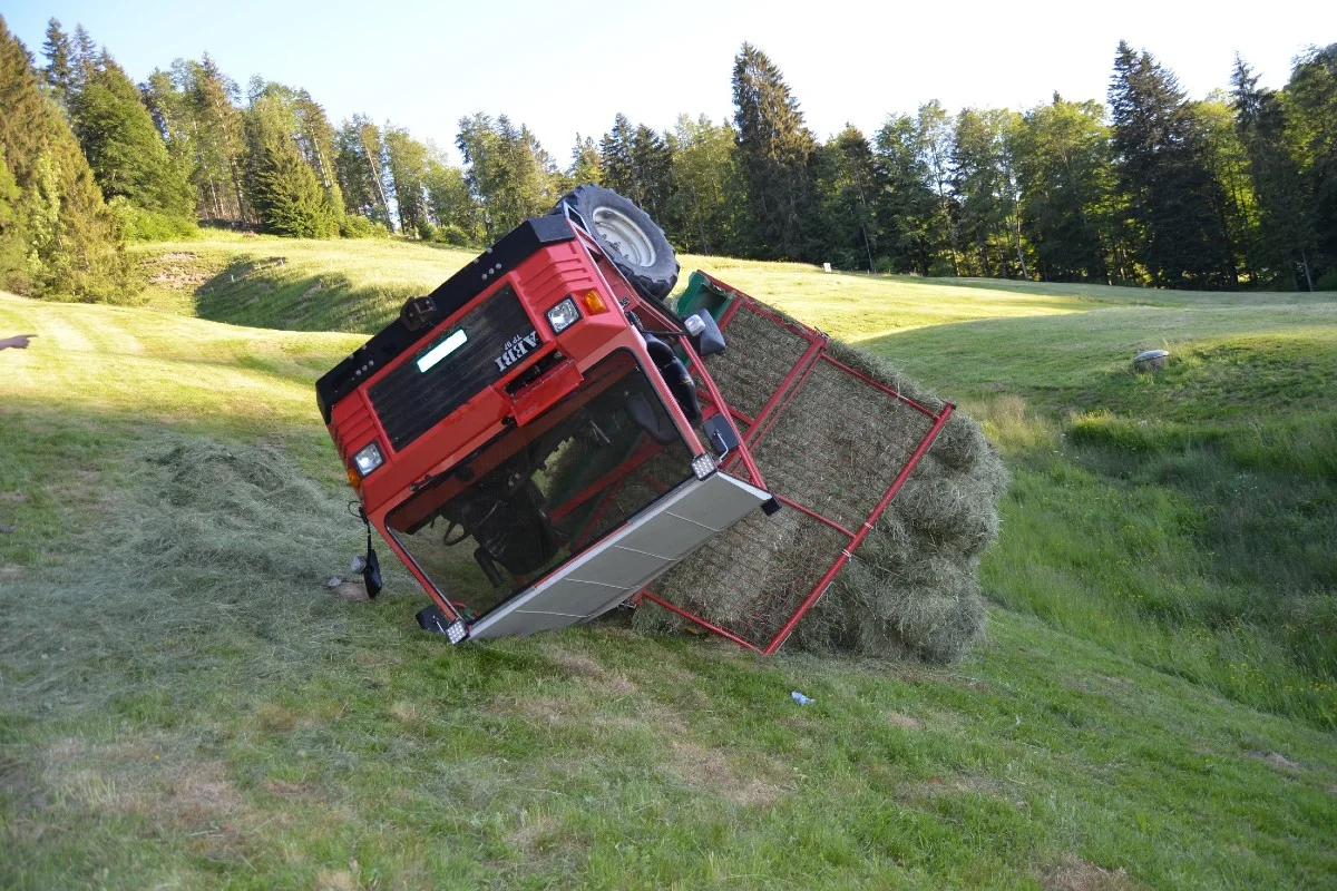 Schwellbrun AR - Landwirtschaftliches Fahrueg umgekippt - 36-Jähriger eingeklemmt!