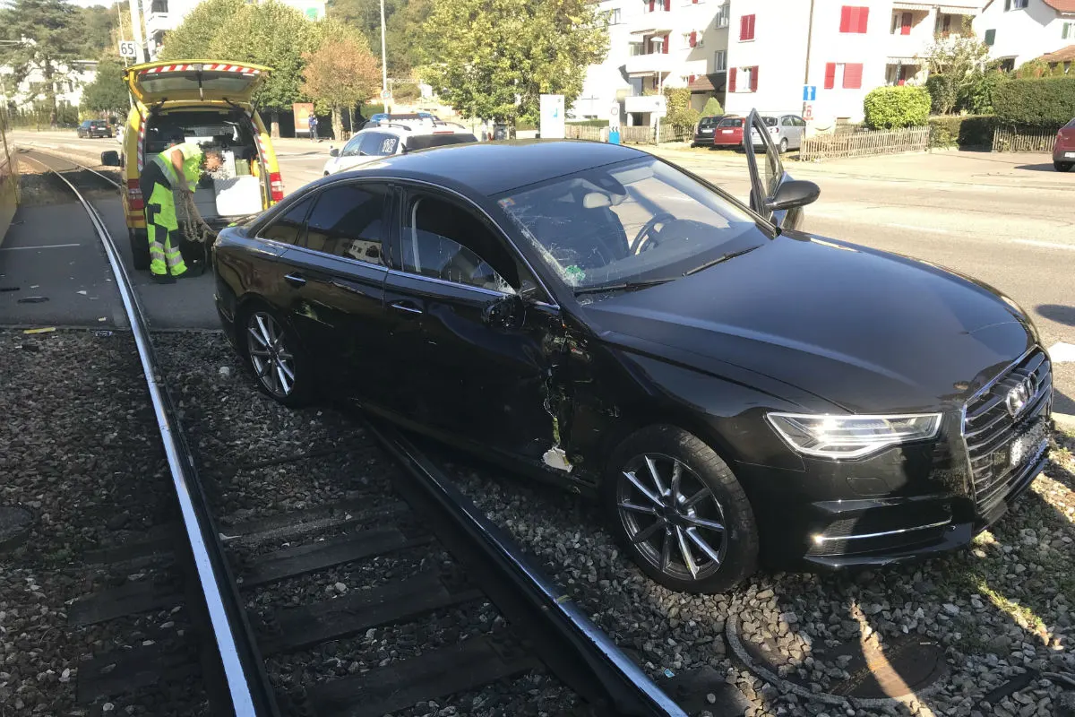 Bottmingen BL - Auto kollidiert mit Tram