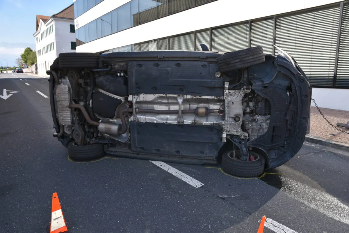 Vaduz FL - Auto landet nach Selbstunfall auf der Seite