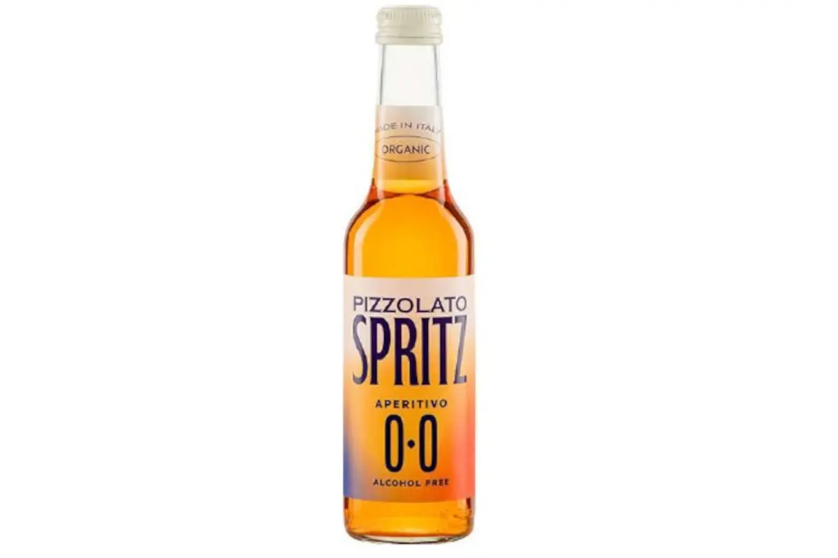 Das Bild zeigt eine klare Glasflasche mit einer orangefarbenen Flüssigkeit und der Aufschrift 'Pizzolato Spritz 0.0 Alcohol Free'.