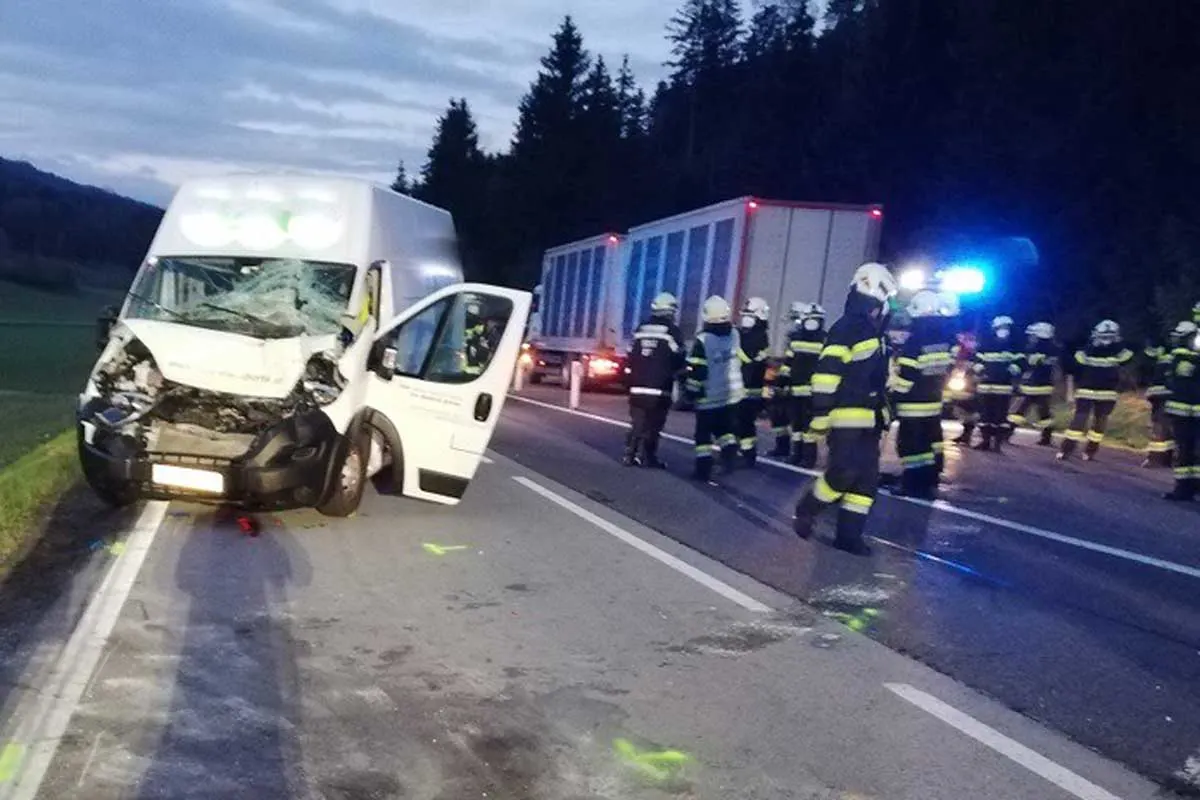 Neumarkt in der Steiermark - Kleintransporter kracht gegen Tiertransporter