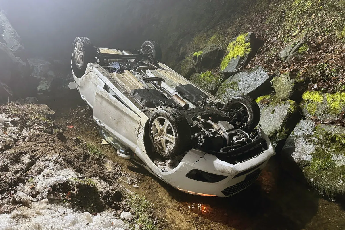 Unfall in St.Gallen – Lenkerin stürzt mit Auto in die Steinach