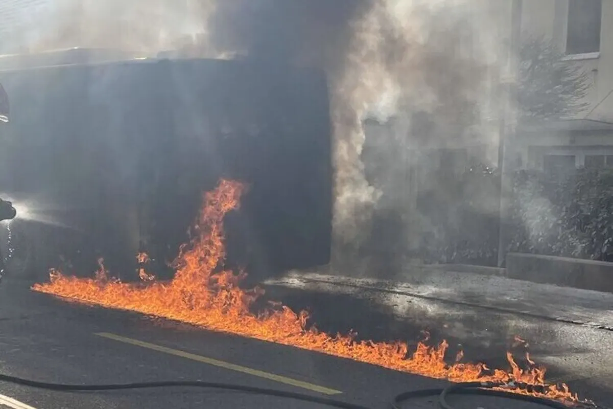 Hausen AG - Brand eines Linienbusses - Hauptstrasse für mehrere Stunden gesperrt