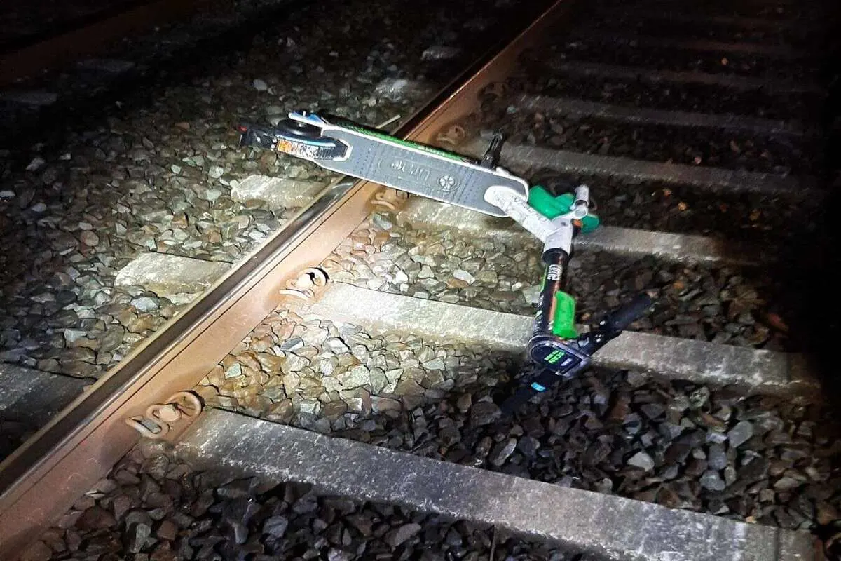 Essen - E-Scooter in Oberleitung verursacht großes Bahnchaos
