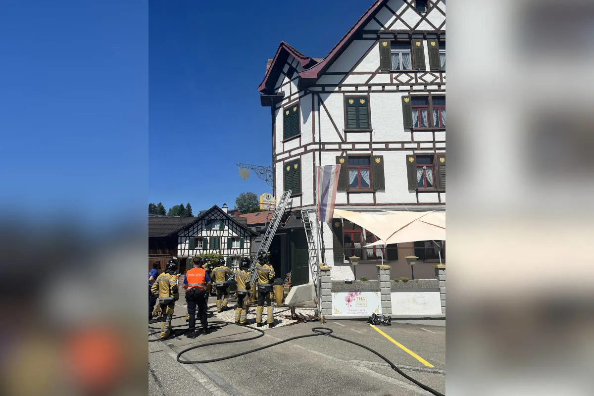 Bronschofen SG – Vordach in Brand geraten