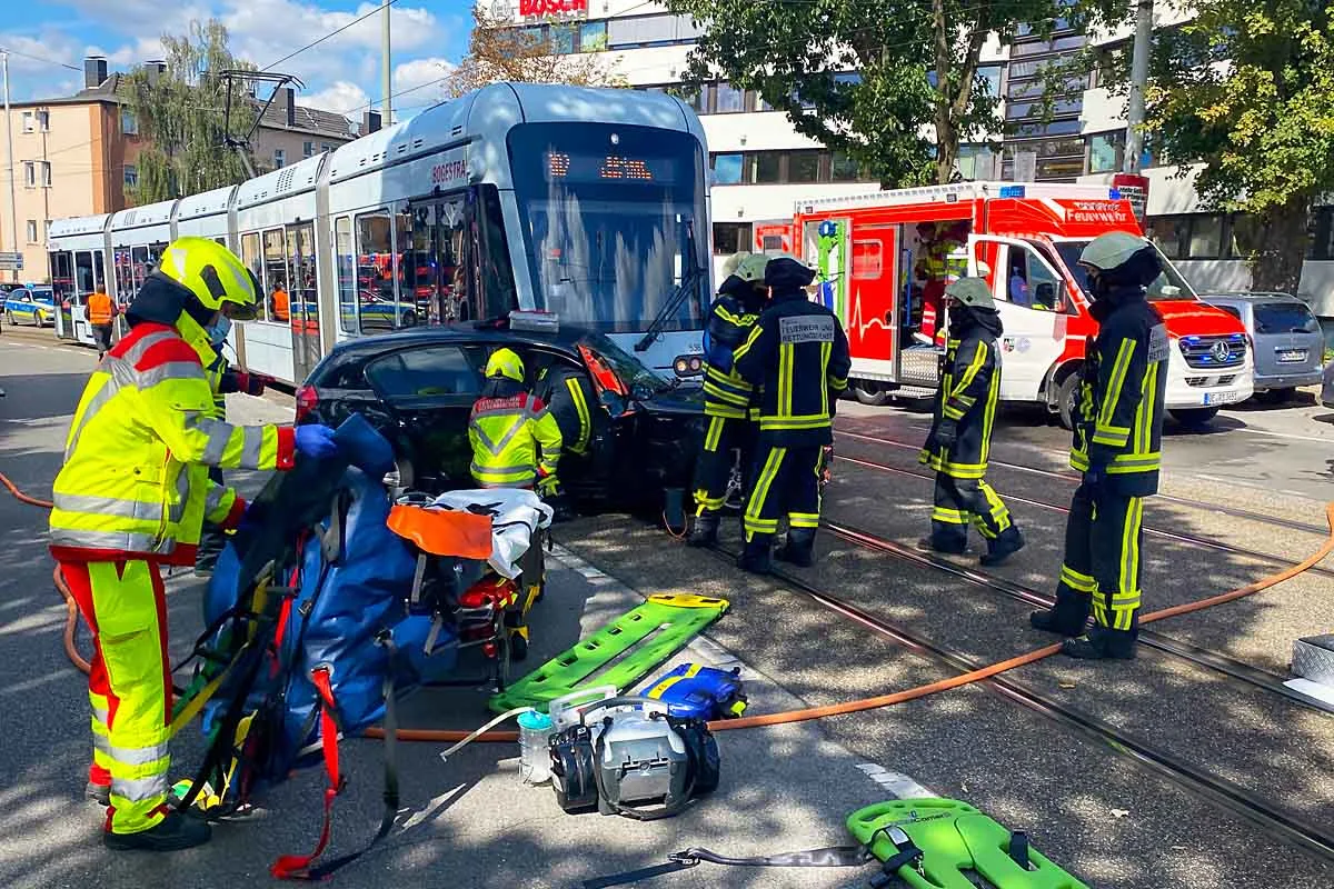 Bochum - Verkersunfall zwischen Straßenbahn und PKW - Feuerwehr rettet zwei lebensgefährlich verletzte Personen aus ihrem Fahrzeug