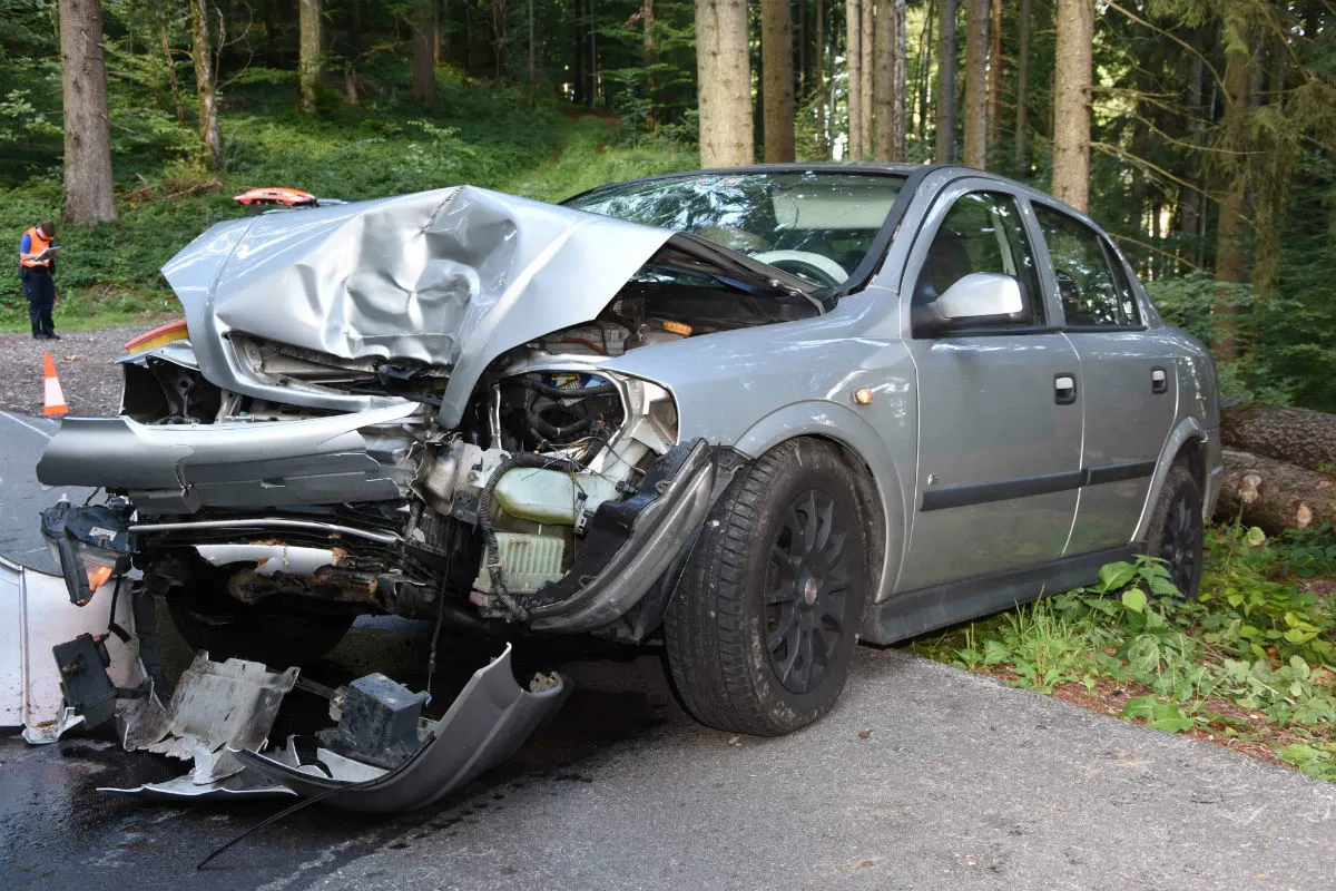 Degersheim SG - Auto prallt gegen Baum – Fahrer fahrunfähig