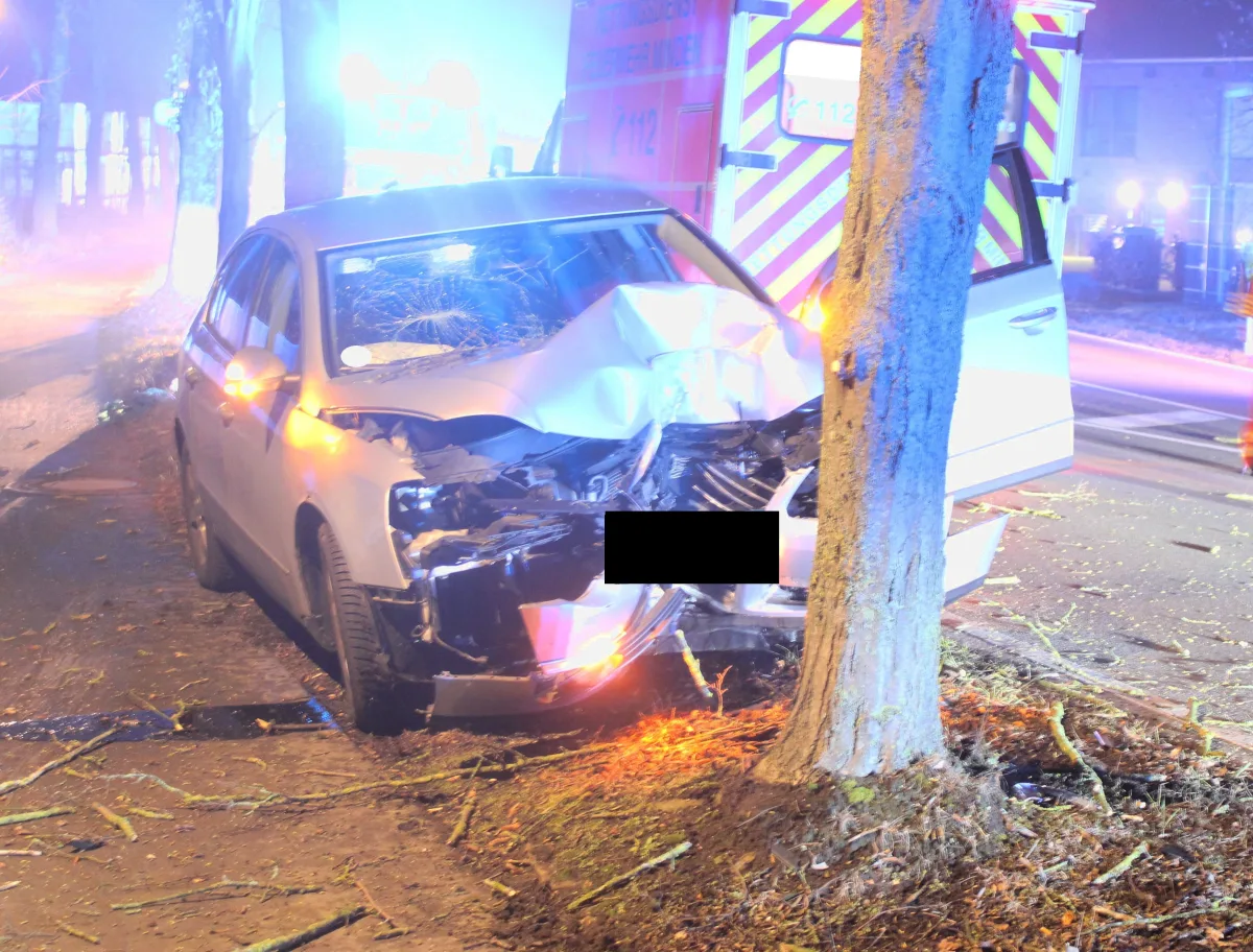 Minden: Pkw kommt von Straße ab und kracht gegen Baum