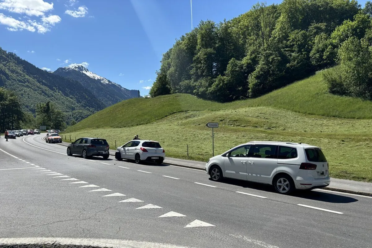 Mitlödi GL - Auffahrunfall mit drei beteiligten Fahrzeugen 