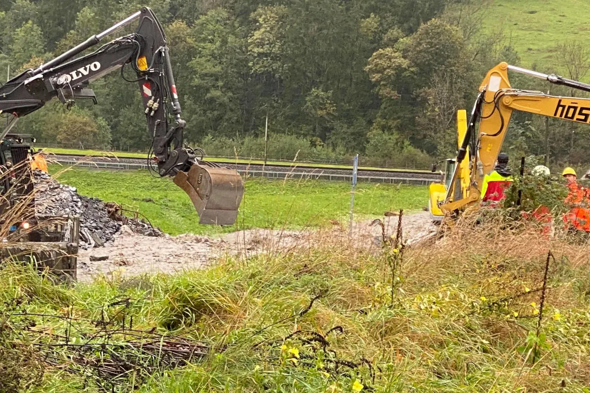Unwetter im Kanton Glarus - Wegen Hochwasser gesperrte Kantonsstrasse Diesbach-Betschwanden wieder offen